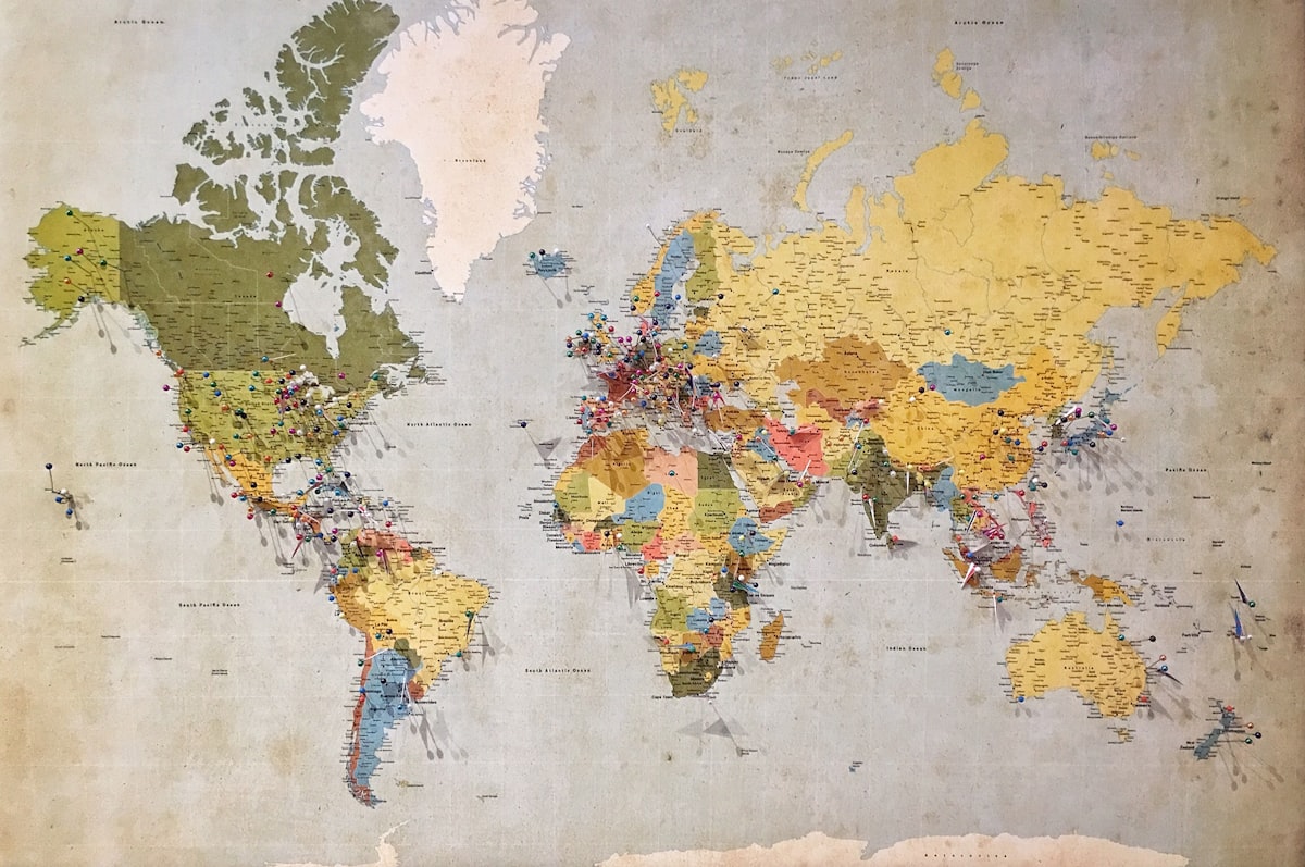 Recherche d'un commerce local sur la carte d'un smartphone